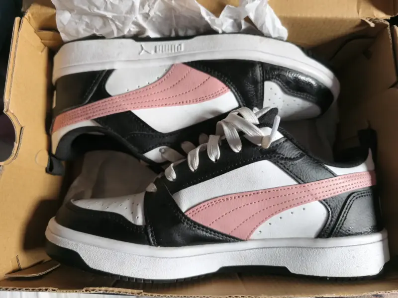 Zapatillas deportivas blancas y negras - 1