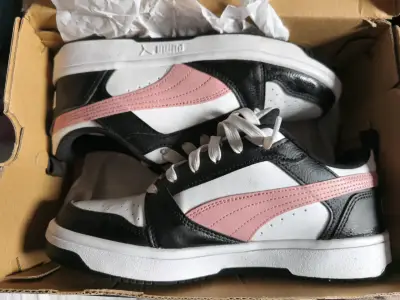 Zapatillas deportivas blancas y negras - miniatura 1
