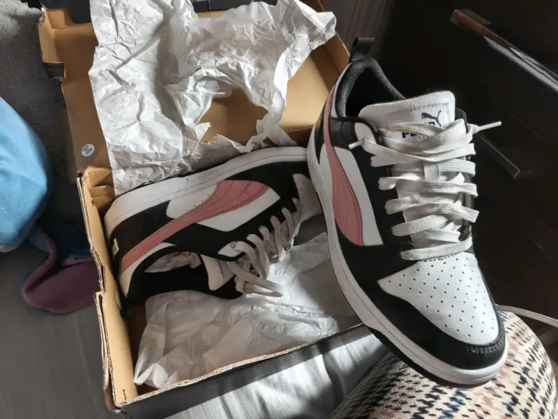 Zapatillas deportivas blancas y negras - 2