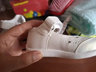 Zapatos de bebé blancos con velcro - miniatura 2