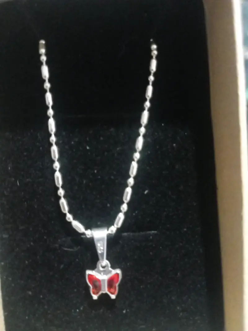 Collar con colgante de mariposa