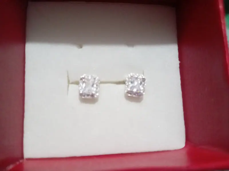 Aros de diamantes en caja