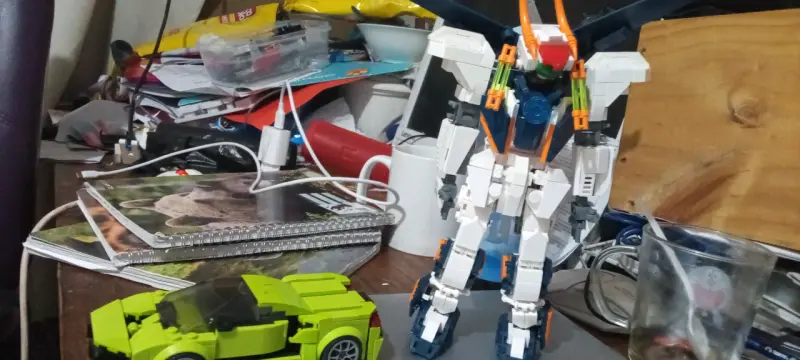 Figura robot y auto de juguete