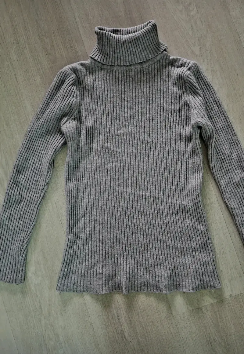 Suéter gris de cuello alto Beatle
