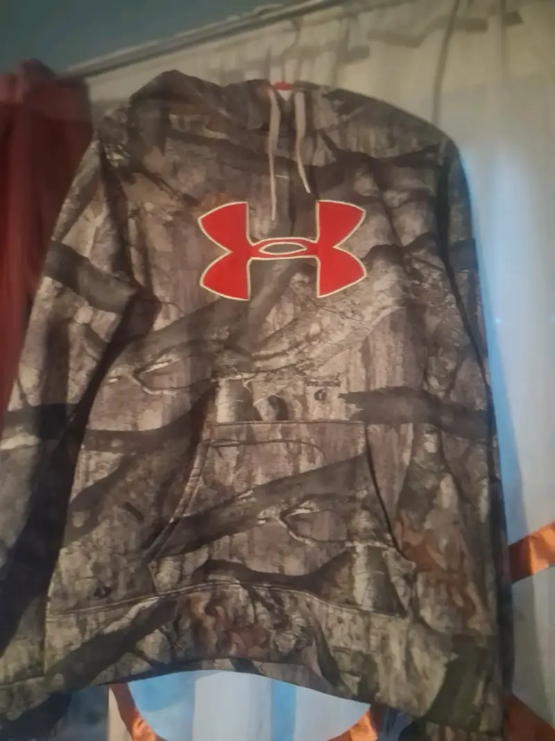 Polerón camuflado con capucha