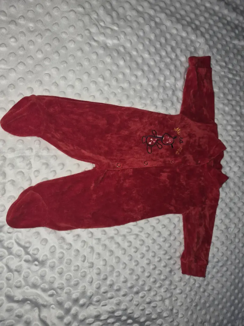 Osito bebé rojo con diseño