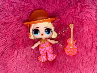 Muñeca LOL Surprise con guitarra - miniatura 1
