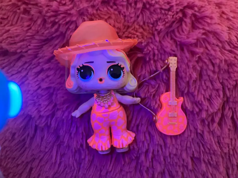 Muñeca LOL Surprise con guitarra - 3