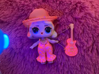 Muñeca LOL Surprise con guitarra - miniatura 3