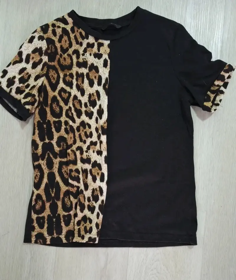 Polera negra con estampado leopardo