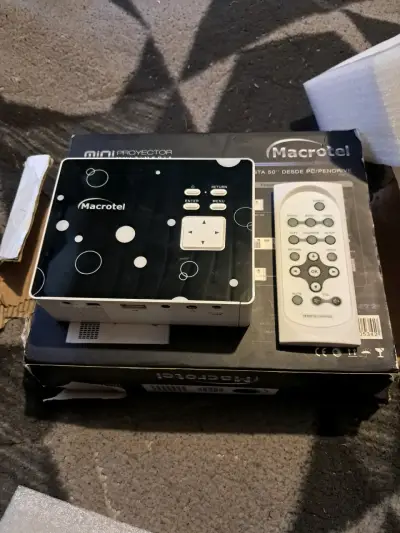 Mini proyector Macrotel con control - miniatura 1