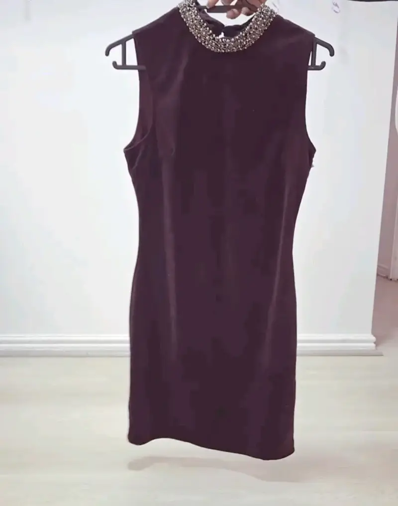 Vestido color vino con cuello decorado plateado - 1