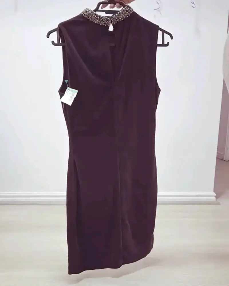 Vestido color vino con cuello decorado plateado - 2