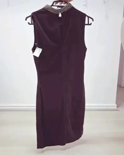 Vestido color vino con cuello decorado plateado - miniatura 2