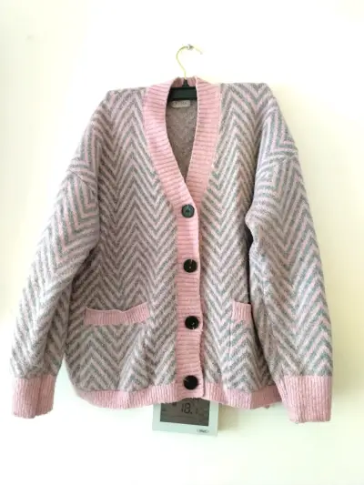 Cardigan rosado con diseño geométrico - miniatura 1