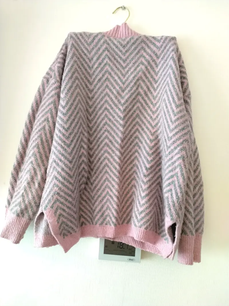 Cardigan rosado con diseño geométrico - 2