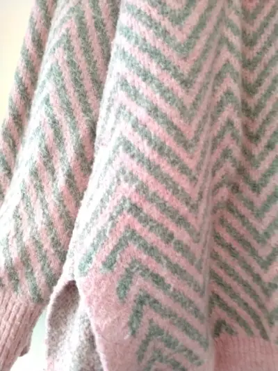 Cardigan rosado con diseño geométrico - miniatura 3