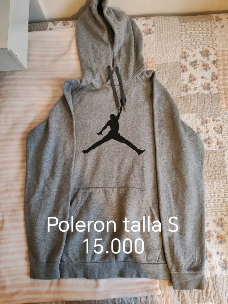 Polerón gris con capucha S