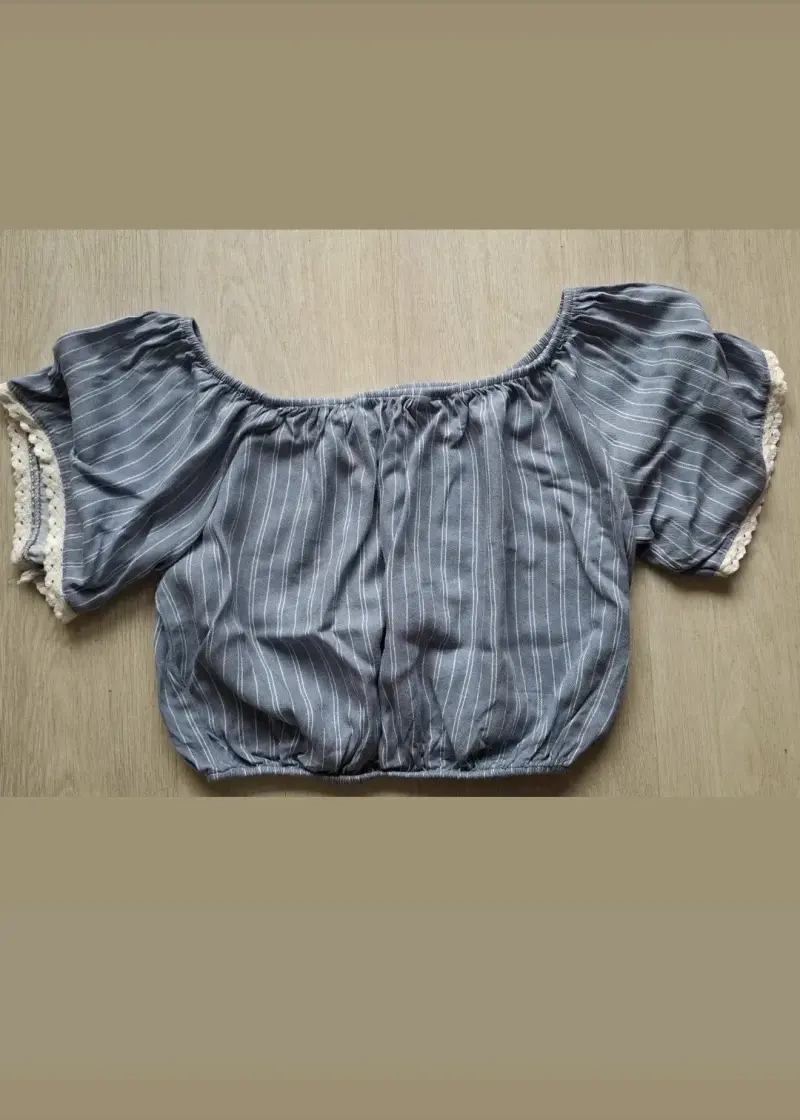 Crop rayada hombros descubiertos