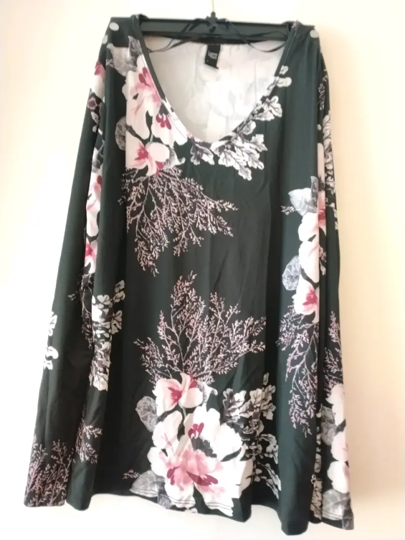 Polera floral negro y rosa - 1