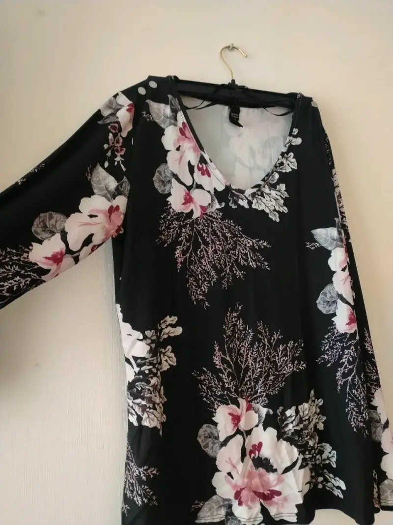 Polera floral negro y rosa - 2