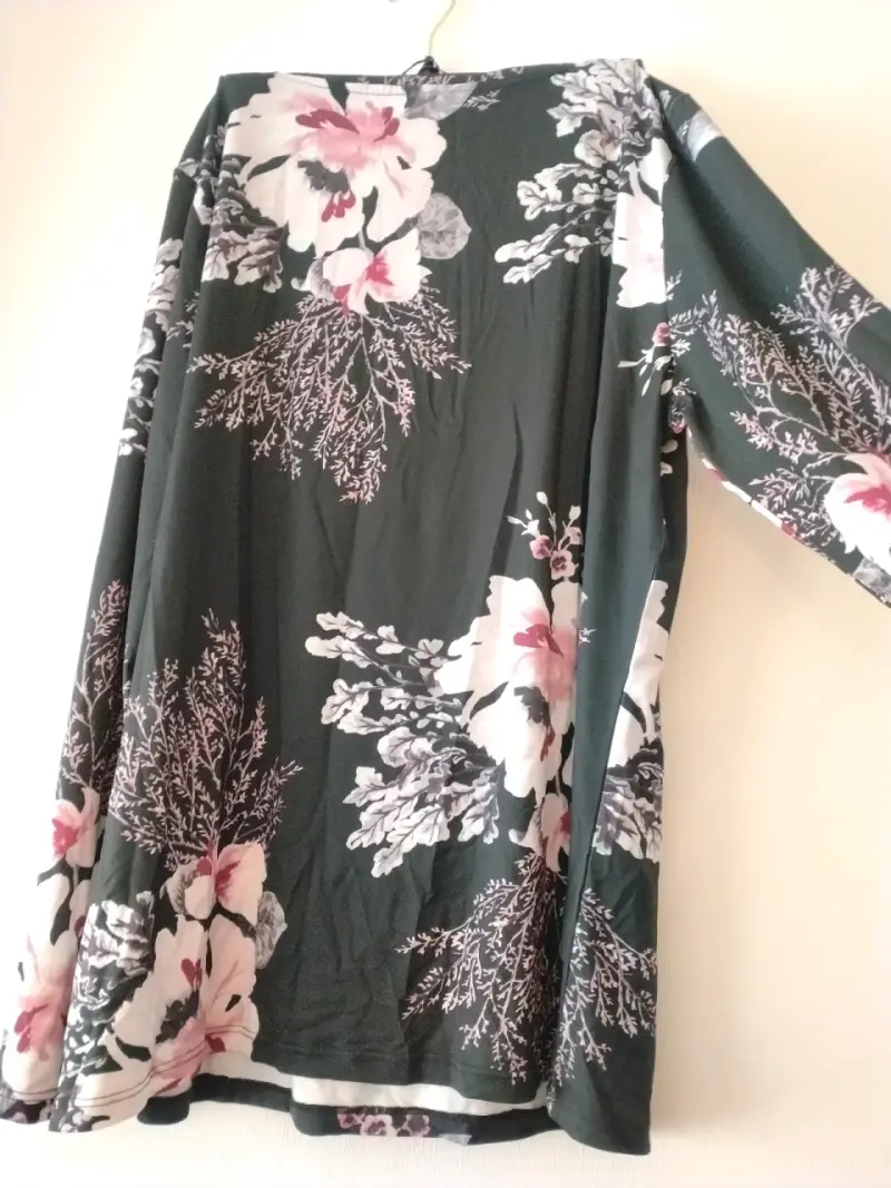 Polera floral negro y rosa - 4