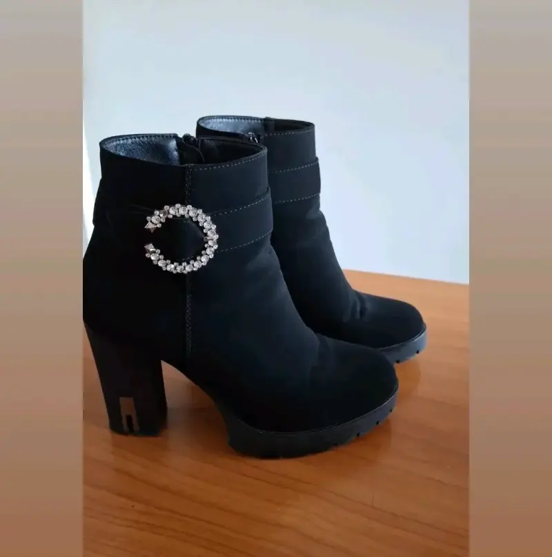 Botines negros con hebilla brillante