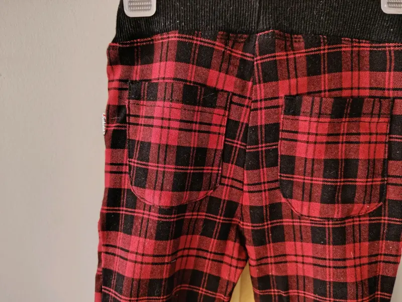 Pantalones escoceses rojos y negros - 1
