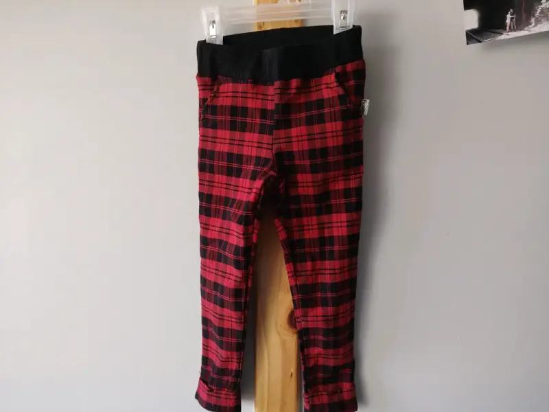 Pantalones escoceses rojos y negros - 4