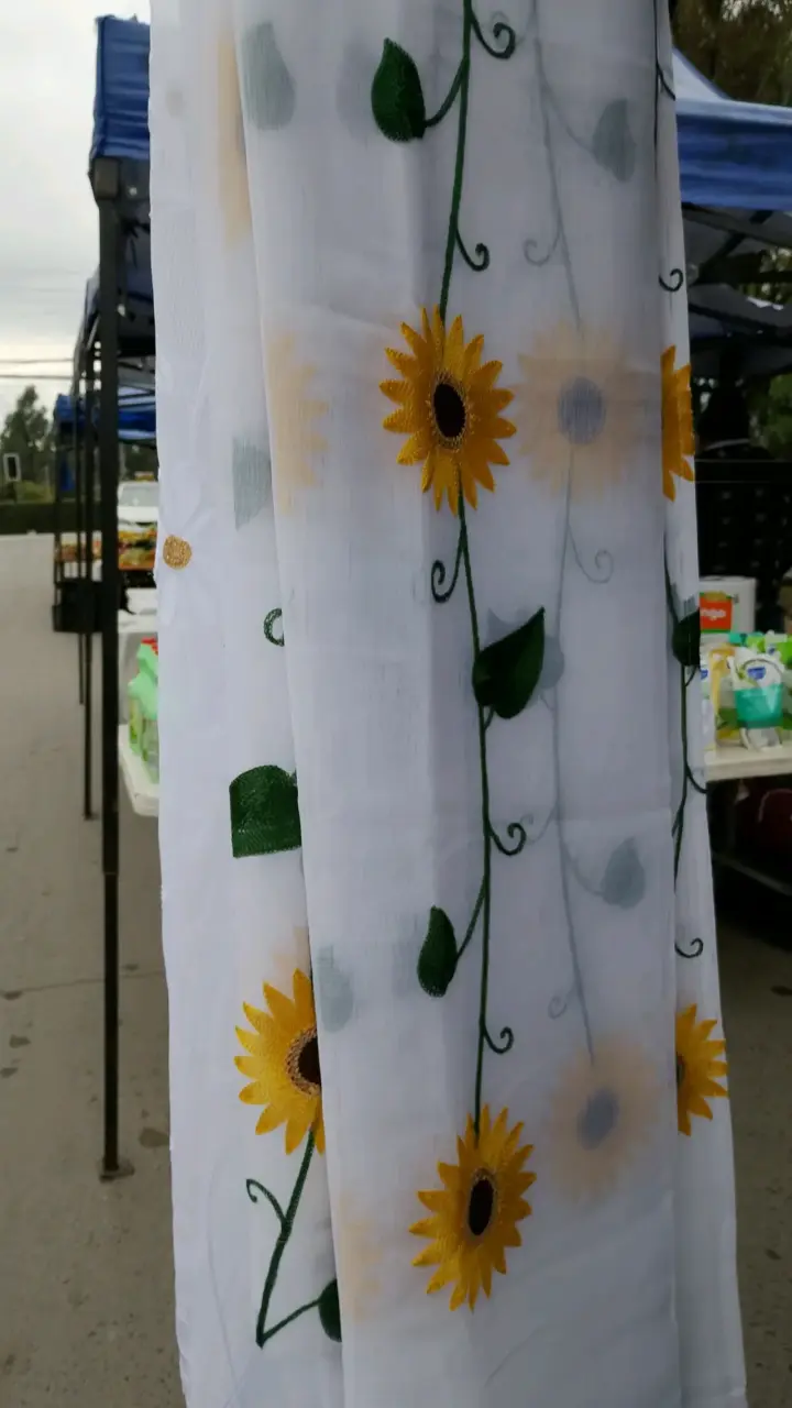 Cortina blanca con girasoles - 1
