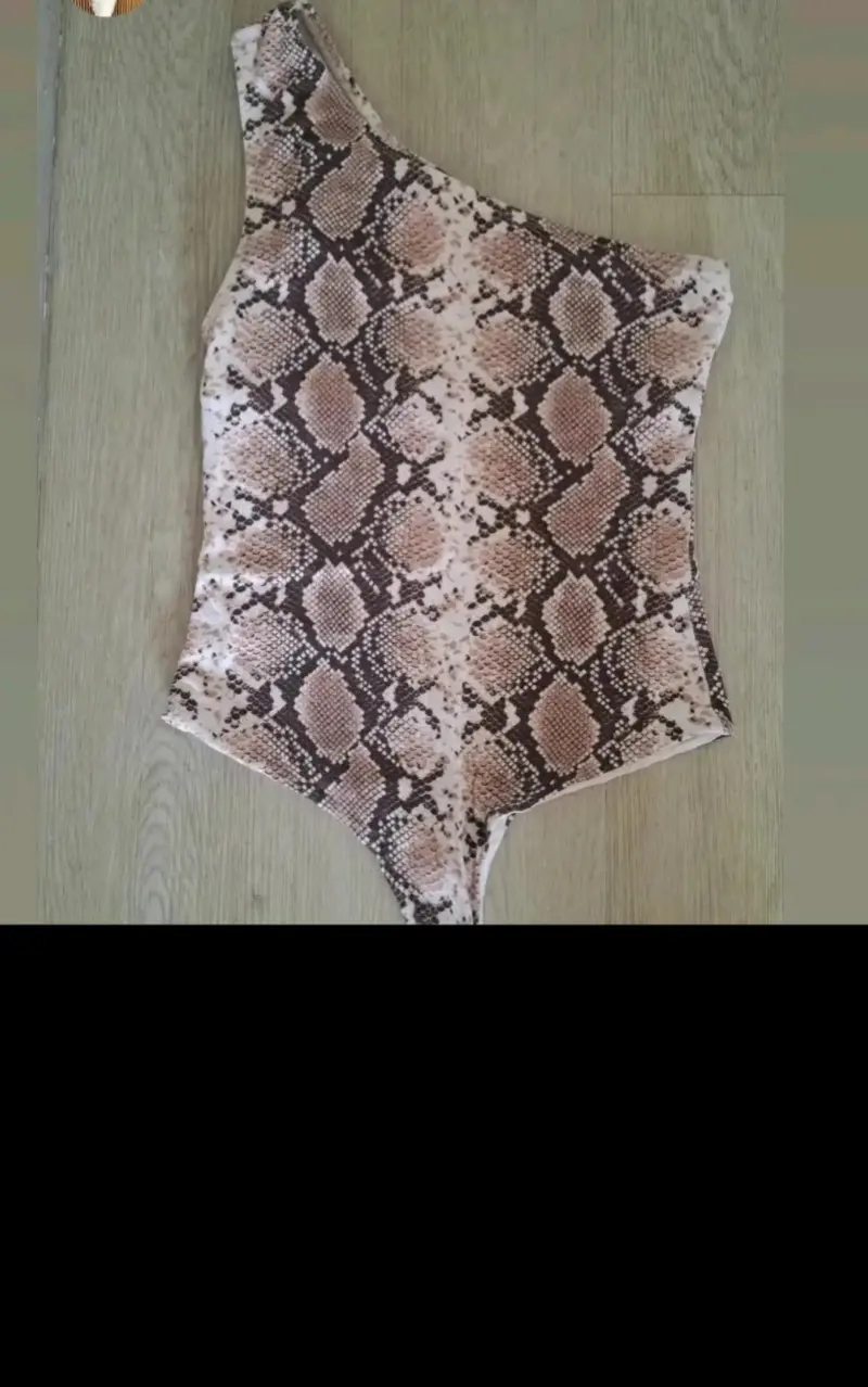 Body asimétrico estampado serpiente
