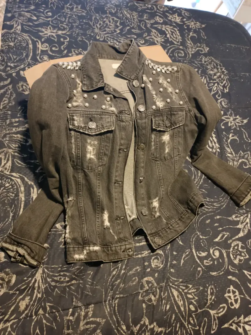 Chaqueta de mezclilla con tachas