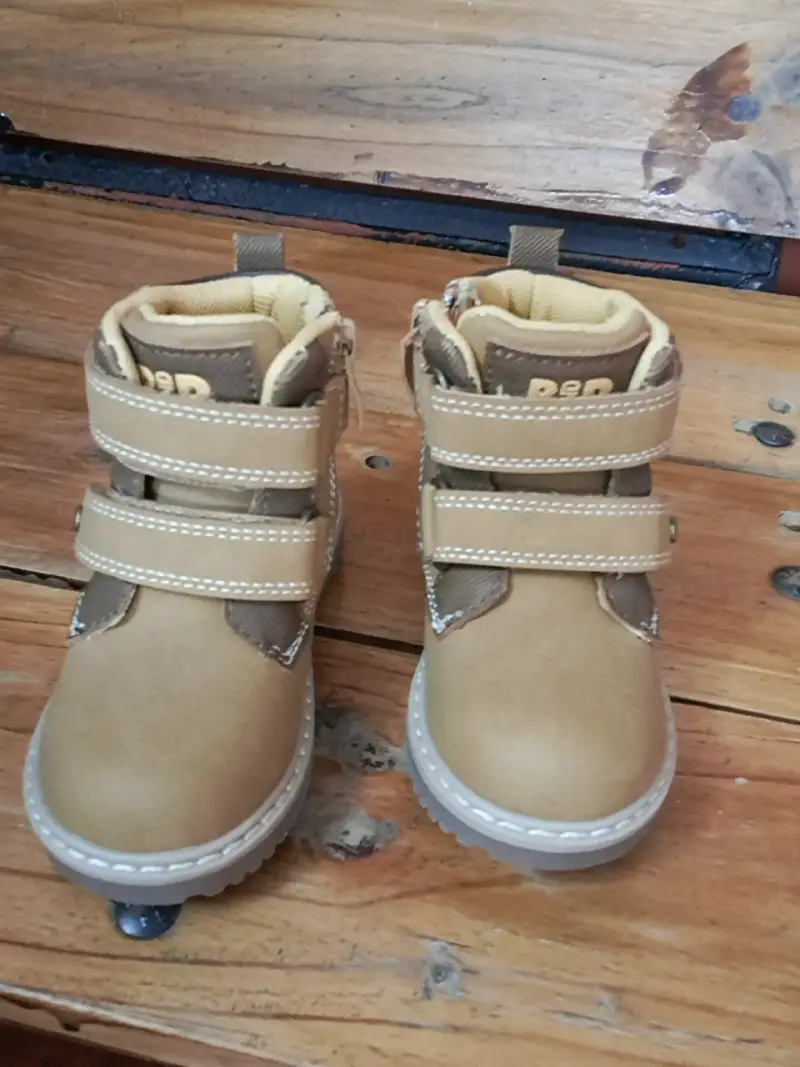 Botines color café para niño - 5