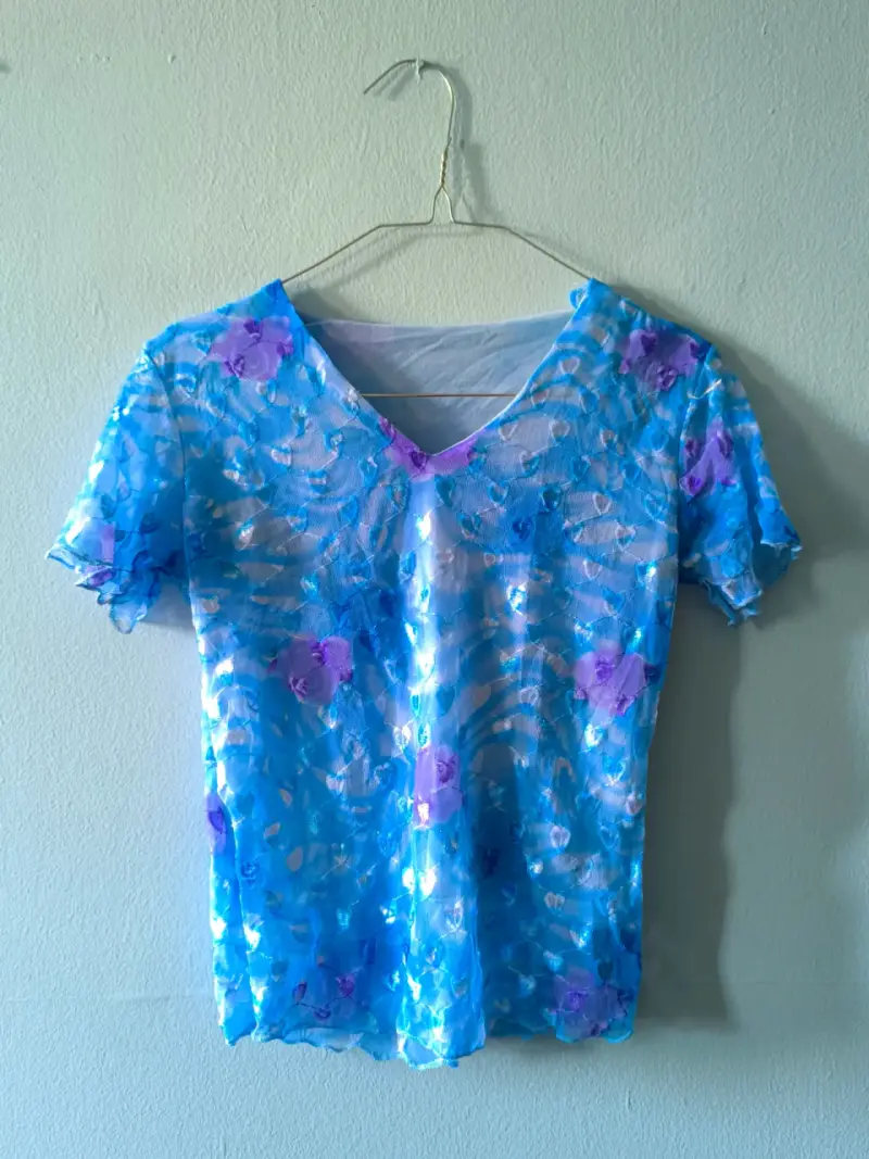 Polera azul bordado flores