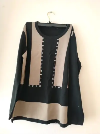 Sweater negro con apliques tachas metálicos - miniatura 1