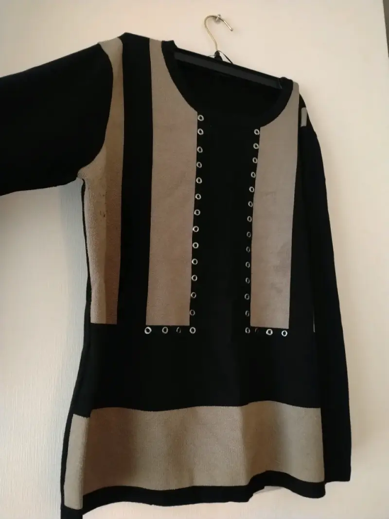 Sweater negro con apliques tachas metálicos - 2