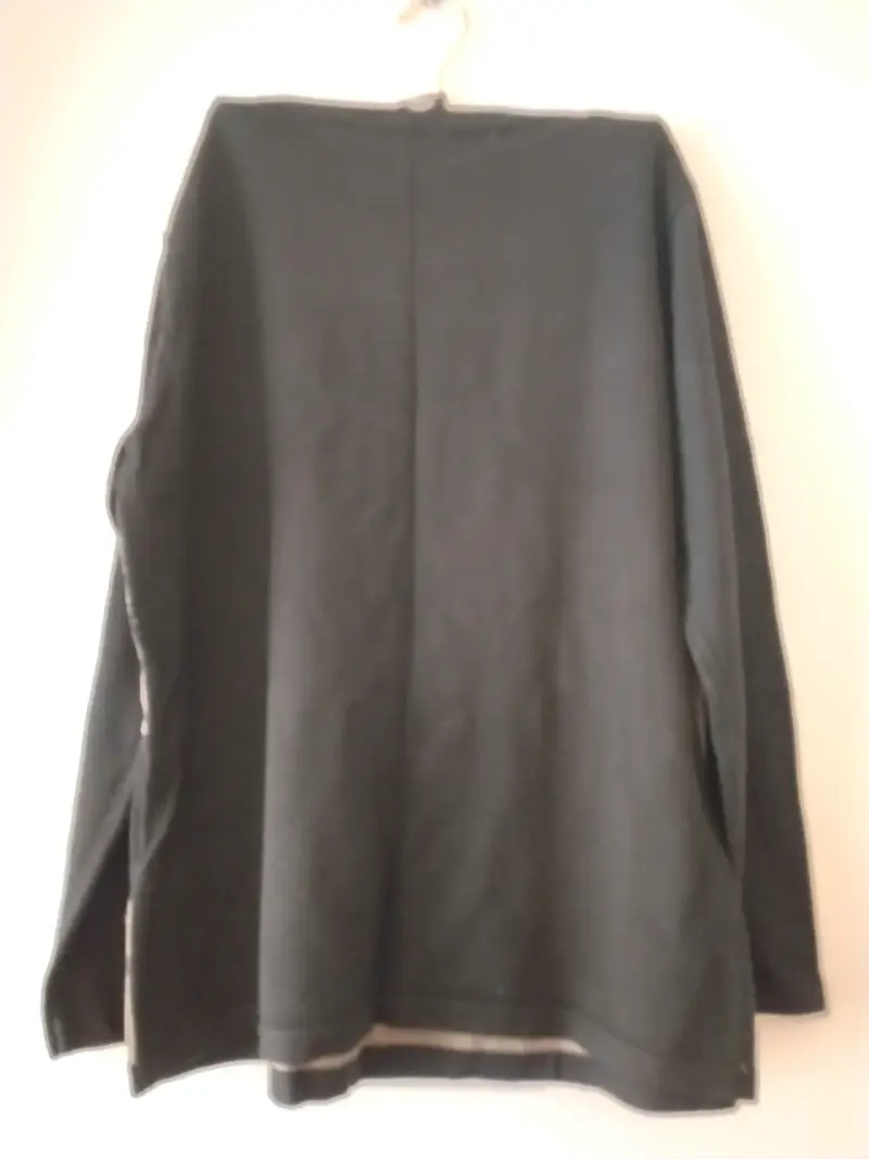 Sweater negro con apliques tachas metálicos - 3