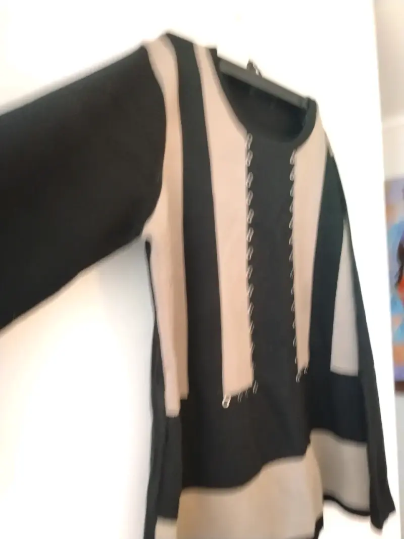 Sweater negro con apliques tachas metálicos - 4