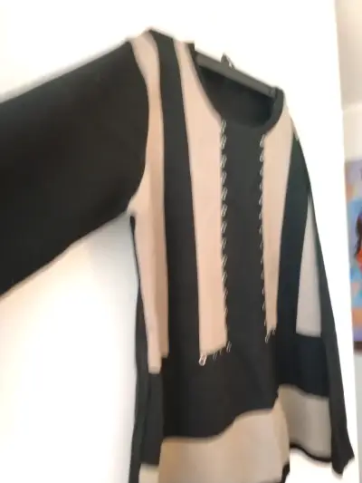Sweater negro con apliques tachas metálicos - miniatura 4
