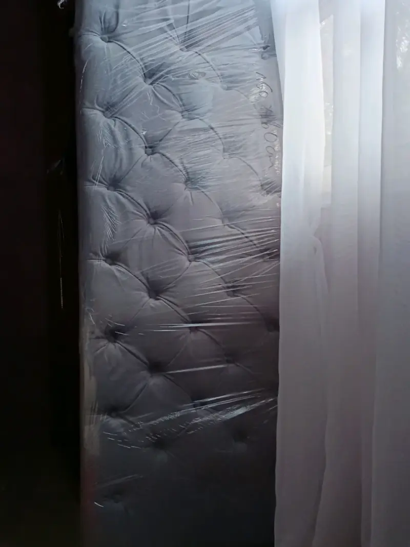 Respaldo de cama capitoné gris