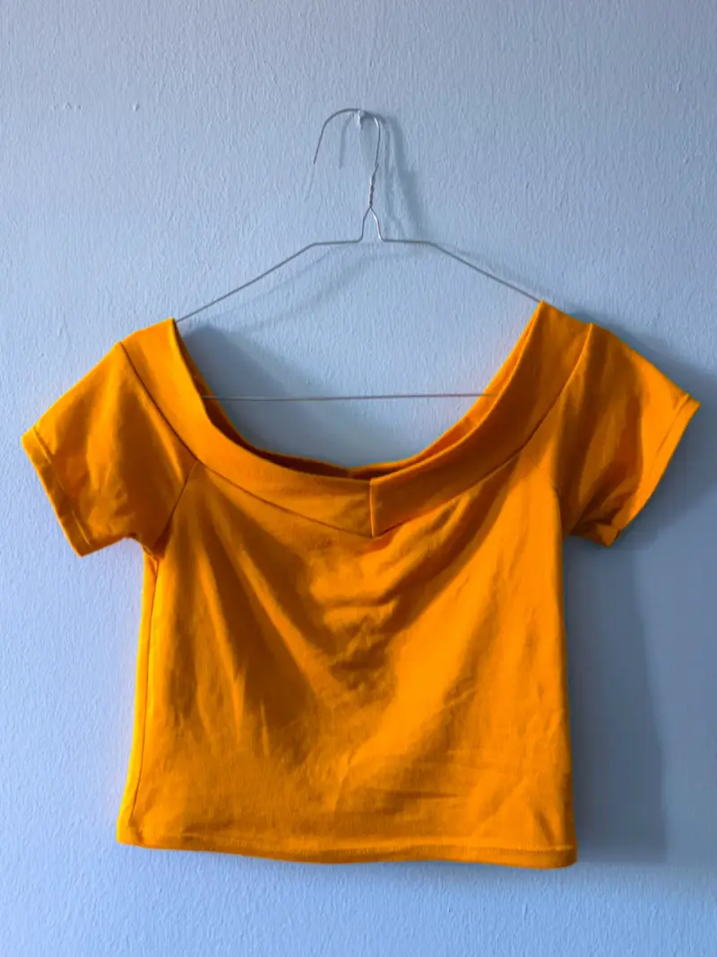 Polera corta amarilla