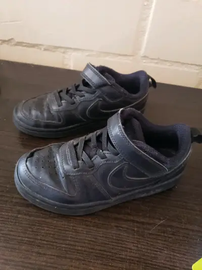 Zapatillas negras con velcro - miniatura 2