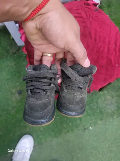 Zapatillas negras para niños - miniatura 1