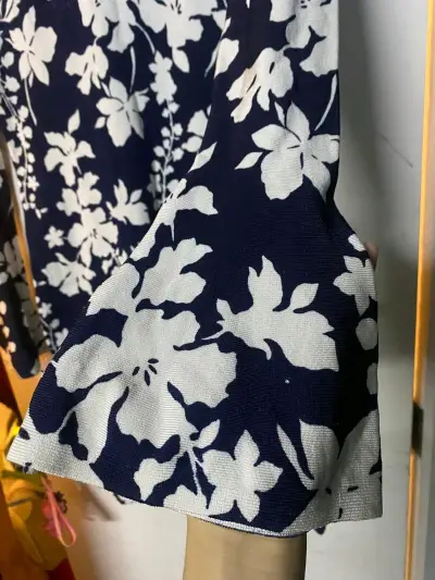 Vestido floral azul y blanco - miniatura 4