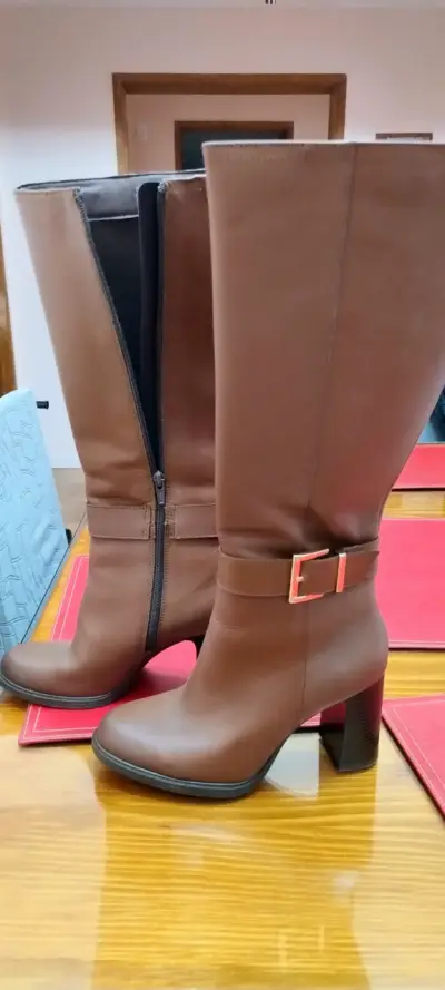 Botas altas cafés con cierre - miniatura 1