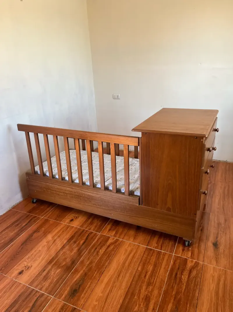 Cuna de madera con cajones - 1