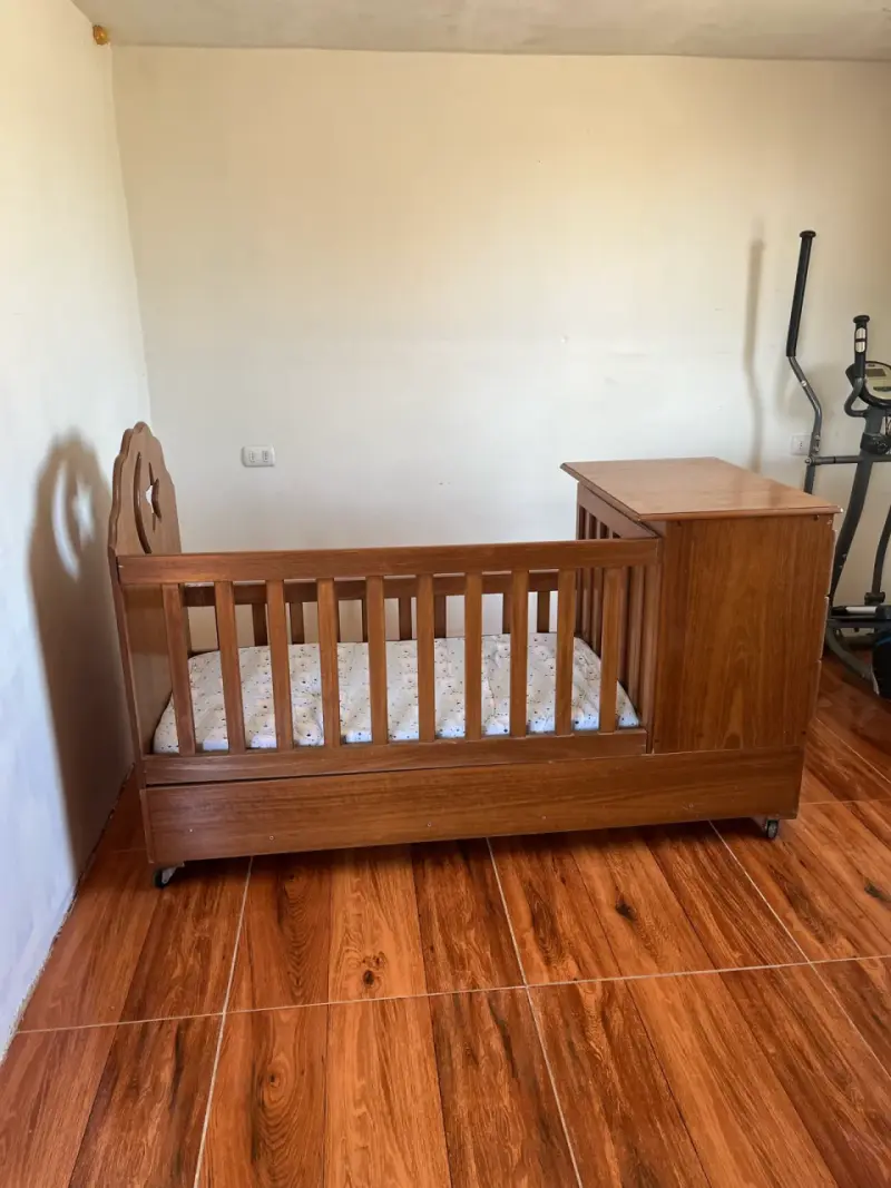 Cuna de madera con cajones - 2
