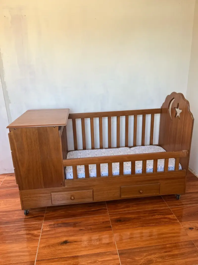 Cuna de madera con cajones - 3