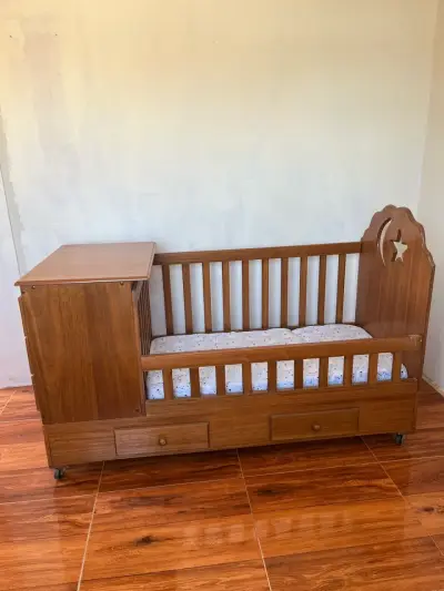 Cuna de madera con cajones - miniatura 3