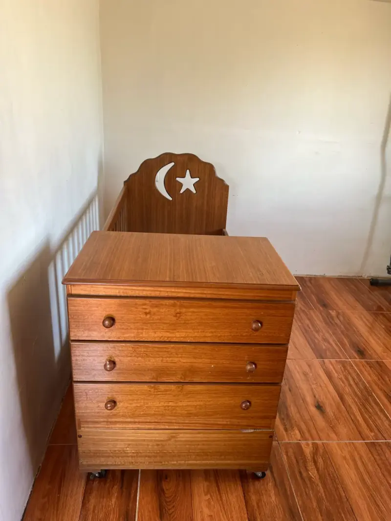 Cuna de madera con cajones - 4